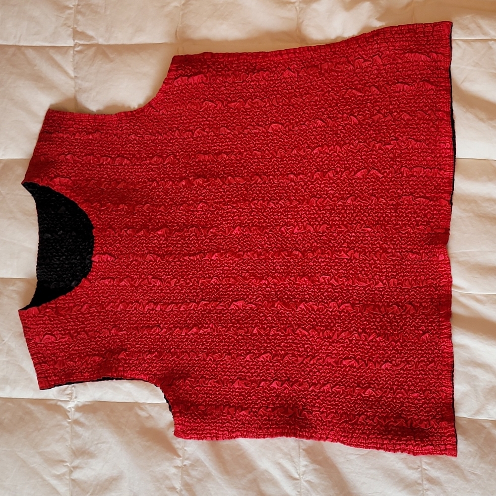 Crinkly reversible top